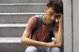 Adolescente em momento de introspecção, representando diferentes formas de manifestação da depressão.