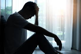 Pessoa em introspecção, representando a diferença entre tristeza passageira e depressão.