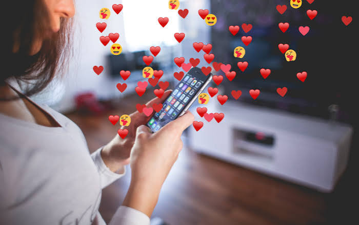Imagem conceitual sobre relacionamentos, cultura e influência das redes digitais.