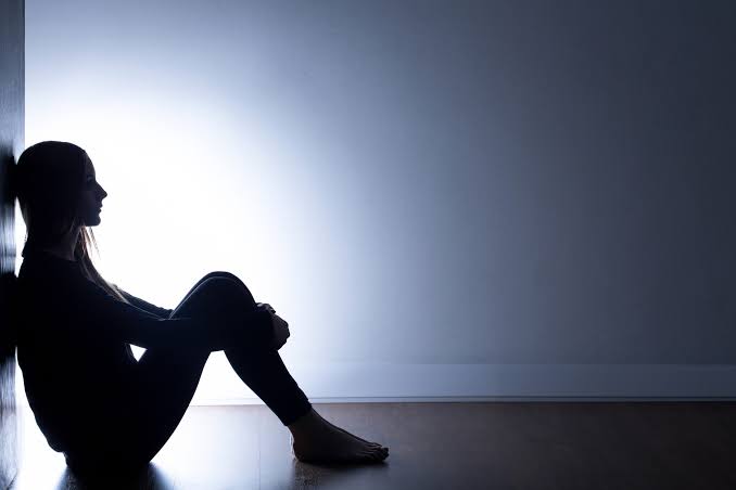 Pessoa vivenciando sinais de depressão enquanto mantém suas atividades cotidianas.