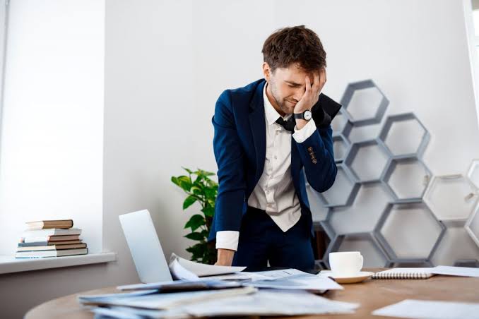 Pessoa enfrentando ansiedade e medo de uma crise no ambiente de trabalho.