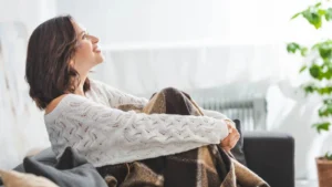 Pessoa em momento de bem-estar, representando recuperação e perspectivas futuras no tratamento da depressão.