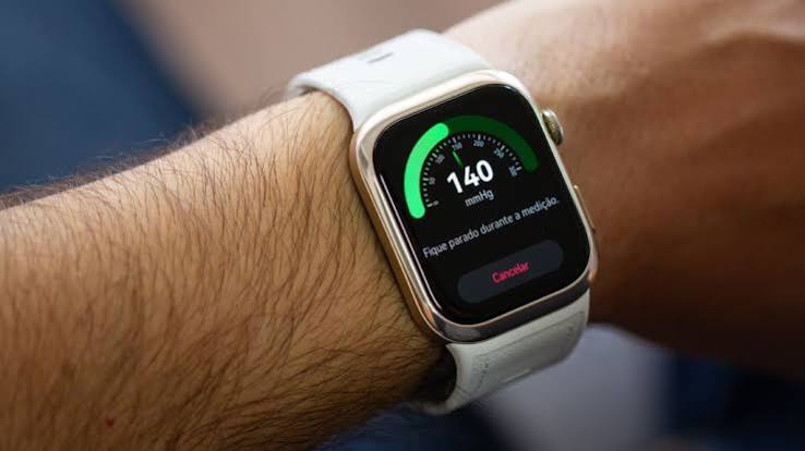 Pessoa utilizando smartwatch para acompanhar a frequência cardíaca e outros sinais corporais.